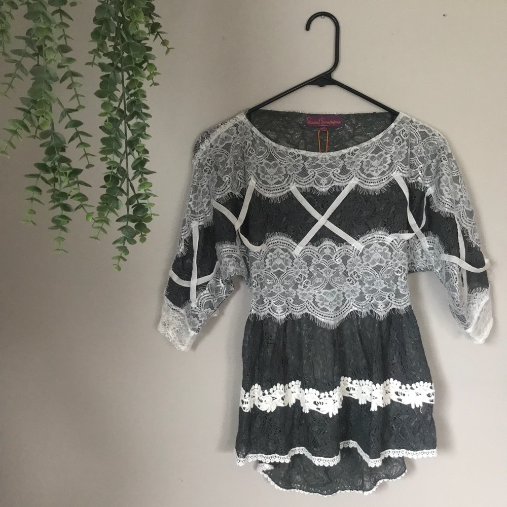 LAST ONE NWT Sweet Sinammon lace open back shirt